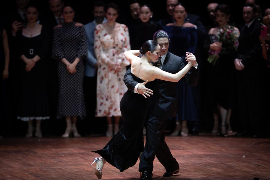Imagen del 1 de septiembre de 2025 de la pareja integrada por Diego Ortega (d), y Aldana Silveyra (i), bailando tango luego de coronarse campeones en la categoría Pista durante la final del Campeonato Mundial de Tango, en el Teatro Gran Rex, en la ciudad de Buenos Aires, capital de Argentina. (Xinhua/Martín Zabala) 