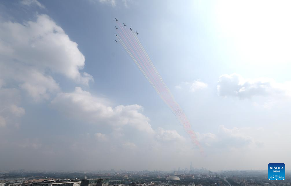 Desfile de Día de la Victoria de China concluye con escalón aéreo acrobático