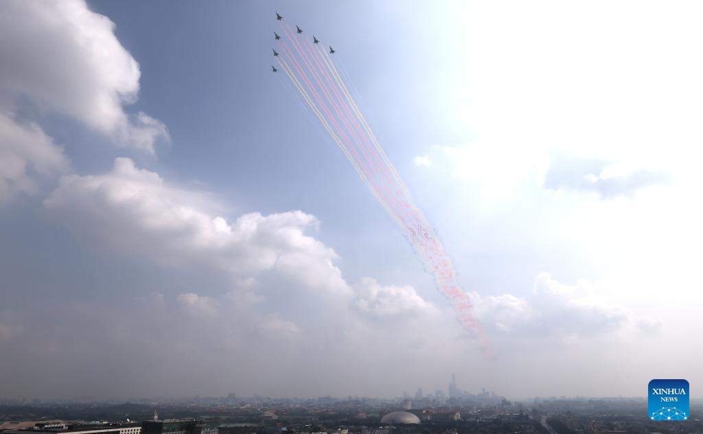 Desfile de Día de la Victoria de China concluye con escalón aéreo acrobático