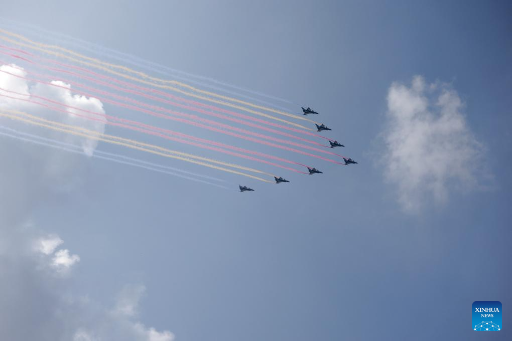 Desfile de Día de la Victoria de China concluye con escalón aéreo acrobático
