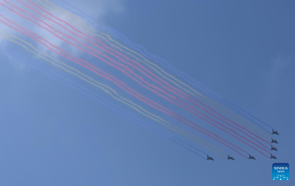Desfile de Día de la Victoria de China concluye con escalón aéreo acrobático