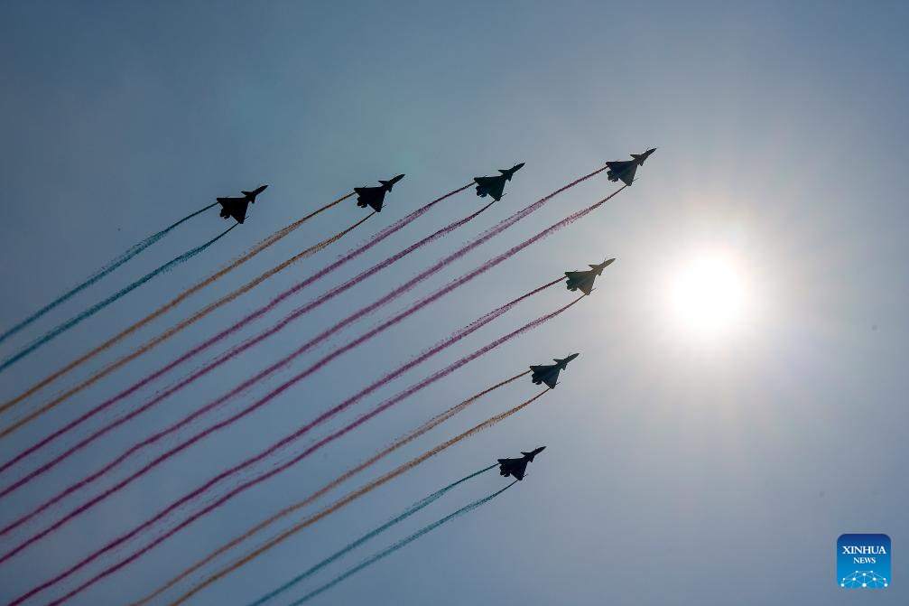 Desfile de Día de la Victoria de China concluye con escalón aéreo acrobático