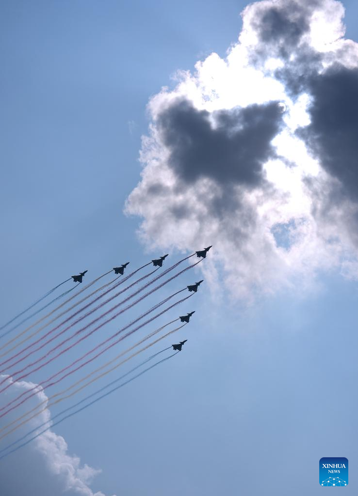 Desfile de Día de la Victoria de China concluye con escalón aéreo acrobático