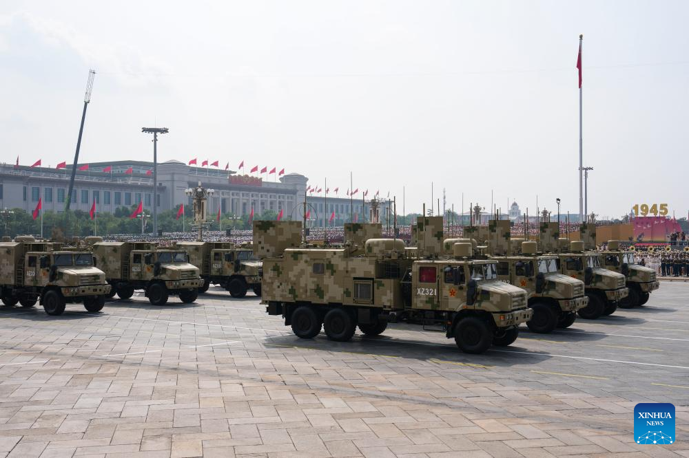 Formación de fuerza de apoyo informático desfila por la Plaza Tian'anmen