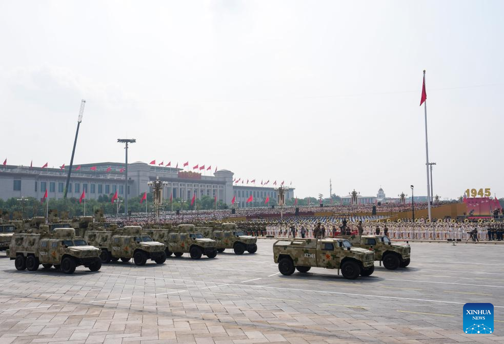 Formación de fuerza de apoyo informático desfila por la Plaza Tian'anmen