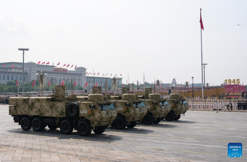 Formación de fuerza de apoyo informático desfila por la Plaza Tian'anmen