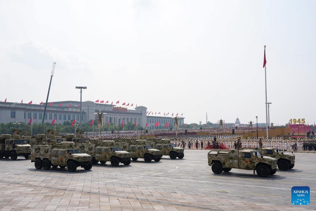 Formación de fuerza de apoyo informático desfila por la Plaza Tian'anmen