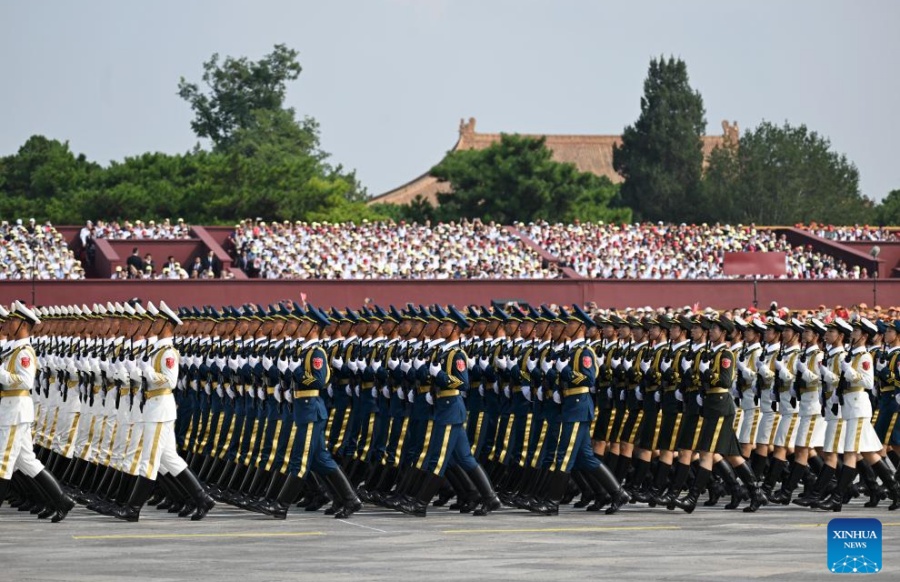 Formación de guardias de honor del EPL marcha por Plaza Tian'anmen