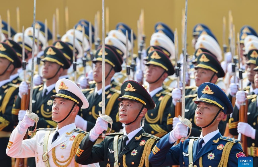 Formación de guardias de honor del EPL marcha por Plaza Tian'anmen