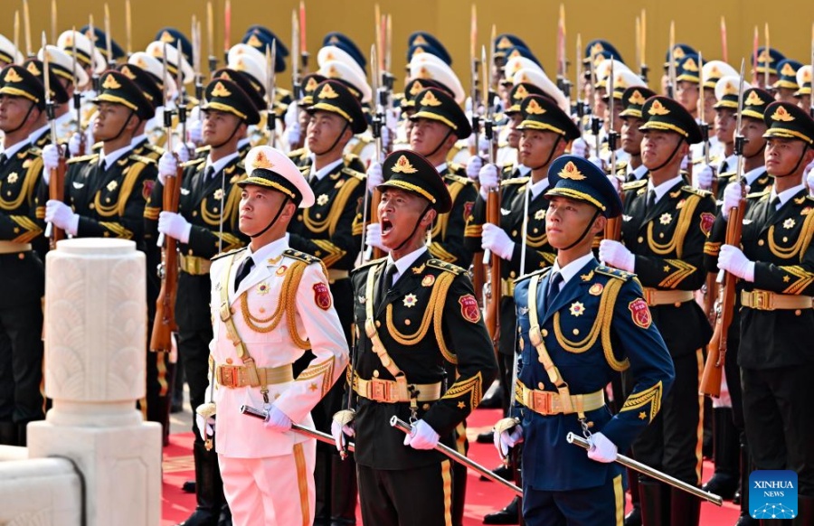 Formación de guardias de honor del EPL marcha por Plaza Tian'anmen
