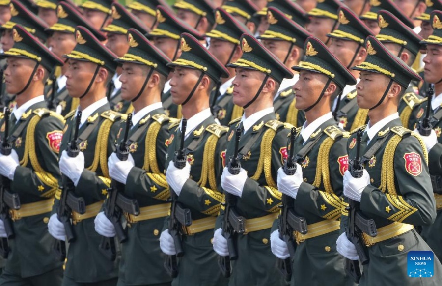 Formación de guardias de honor del EPL marcha por Plaza Tian'anmen