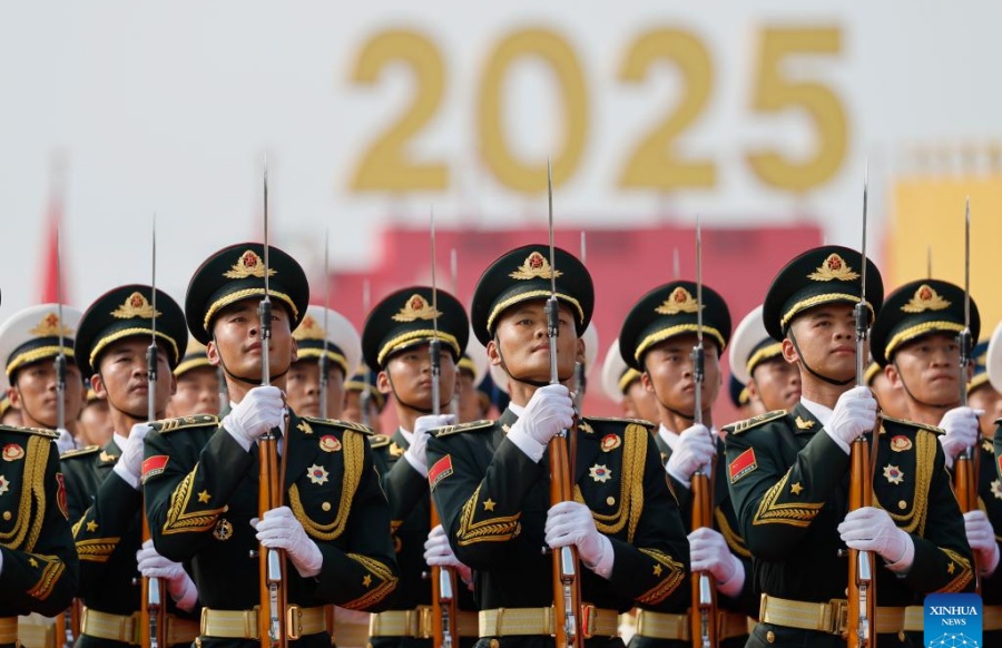 Formación de guardias de honor del EPL marcha por Plaza Tian'anmen