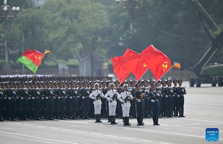 Formación de guardias de honor del EPL marcha por Plaza Tian'anmen
