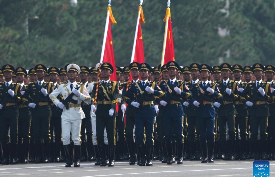 Formación de guardias de honor del EPL marcha por Plaza Tian'anmen