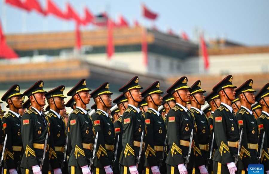 Formación de guardias de honor del EPL marcha por Plaza Tian'anmen