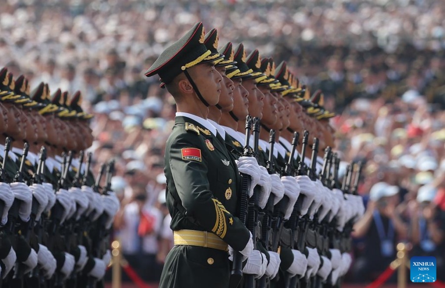 Formación de guardias de honor del EPL marcha por Plaza Tian'anmen