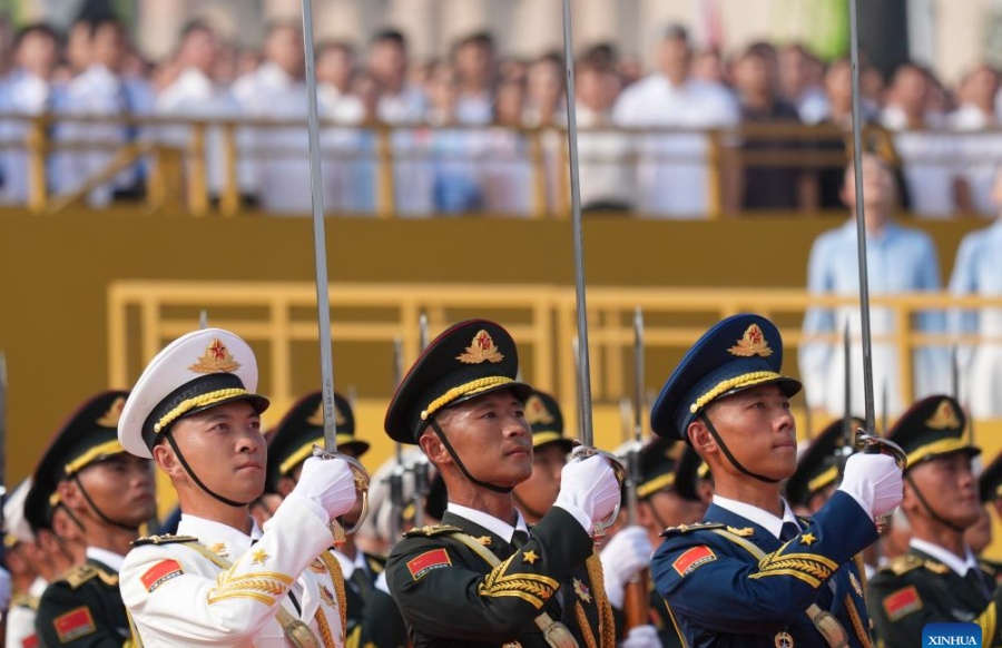 Formación de guardias de honor del EPL marcha por Plaza Tian'anmen