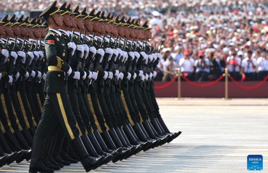 Formación de guardias de honor del EPL marcha por Plaza Tian'anmen