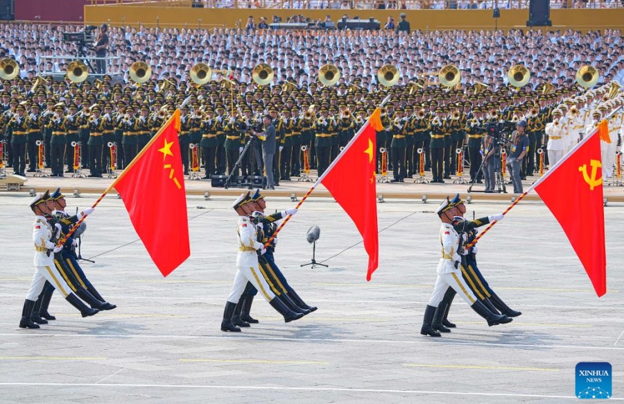 Formación de guardias de honor del EPL marcha por Plaza Tian'anmen