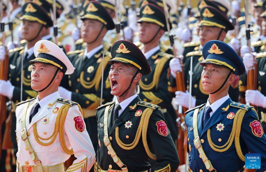 Formación de guardias de honor del EPL marcha por Plaza Tian'anmen