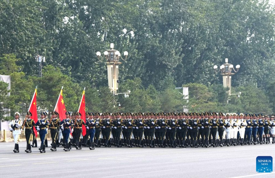 Formación de guardias de honor del EPL marcha por Plaza Tian'anmen