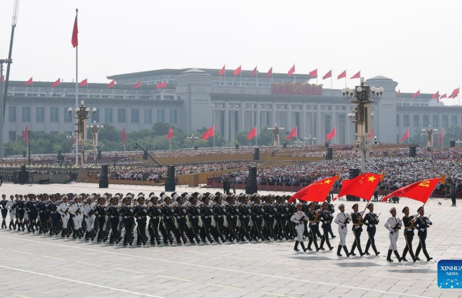 Formación de guardias de honor del EPL marcha por Plaza Tian'anmen