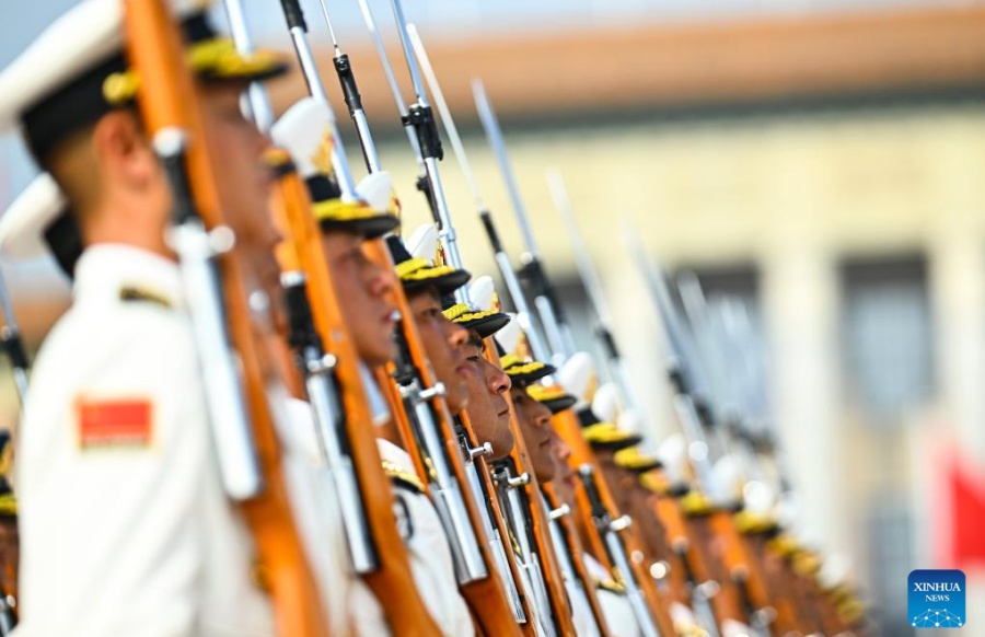 Formación de guardias de honor del EPL marcha por Plaza Tian'anmen