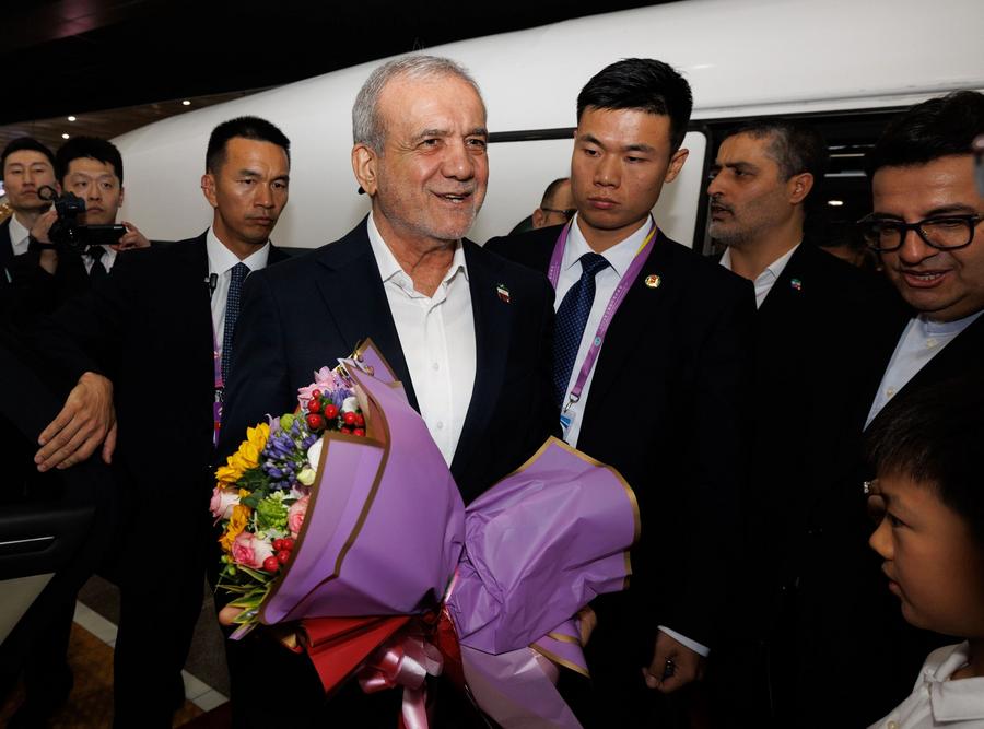 El presidente de Irán, Masoud Pezeshkian, llega a Beijing, capital de China, el 2 de septiembre de 2025, para las conmemoraciones con motivo del 80o aniversario de la victoria en la Guerra de Resistencia del Pueblo Chino contra la Agresión Japonesa y la Guerra Mundial Antifascista. (Xinhua/Jin Liwang) 