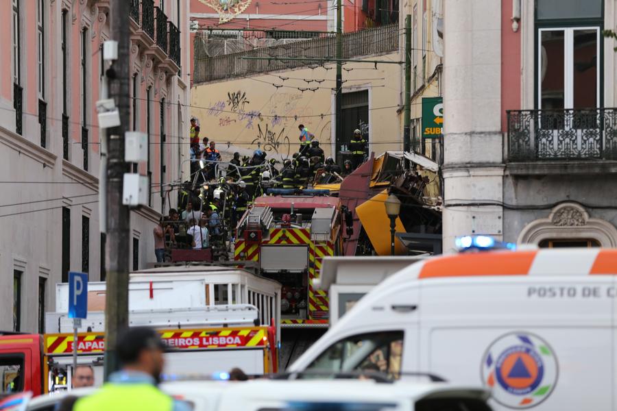 Bomberos y agentes de la Policía de Seguridad Pública trabajan cerca del sitio del accidente del funicular, en Lisboa, Portugal, el 3 de septiembre de 2025. El Funicular de Gloria, una de las atracciones turísticas más conocidas de Lisboa, descarriló y volcó el miércoles por la noche, dejando 15 personas muertas y otras 18 heridas, cinco de ellas en estado grave, informaron medios de comunicación locales citando fuentes policiales. (Xinhua/Xun Wei)