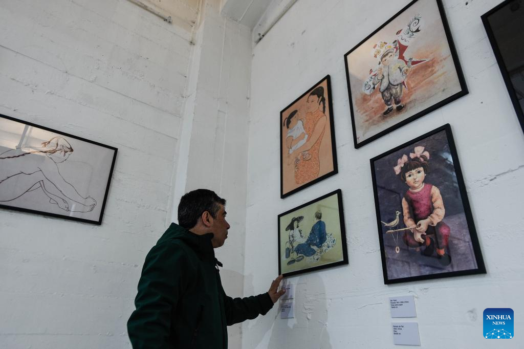 Imagen del 20 de agosto de 2025 de un hombre visitando la exposición "El arte como fuerza transformadora del humanismo" del chileno José Venturelli, en la Biblioteca de Santiago, en Santiago, capital de Chile. Dibujos para un libro clandestino del premio Nobel de Literatura Pablo Neruda, obras creadas en China influenciadas por la estética del país asiático o grabados sobre el movimiento obrero destacan en la exposición "El arte como fuerza transformadora del humanismo" del chileno José Venturelli (1924-1988) que acerca la obra de este laureado artista a los usuarios de la Biblioteca de Santiago. (Xinhua/Jorge Villegas)