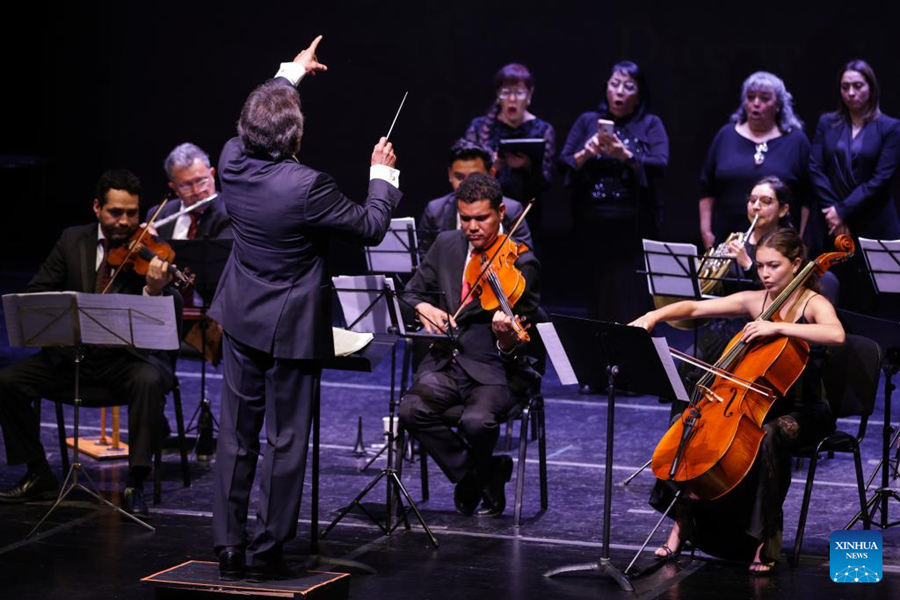 Imagen del 4 de septiembre de 2025 de integrantes de la Orquesta López Ríos y el Coro Ensamble México realizando una presentación durante el magno concierto "Recordar la historia, apreciar la paz" en el marco de la conmemoración del 80o aniversario de la victoria en la Guerra de Resistencia del Pueblo Chino contra la Agresión Japonesa y la Guerra Mundial Antifascista, en el Teatro Javier Barros Sierra, en el Centro Cultural Acatlán de la Universidad Nacional Autónoma de México (UNAM), en Naucalpan, México. (Xinhua/Francisco Ca?edo)