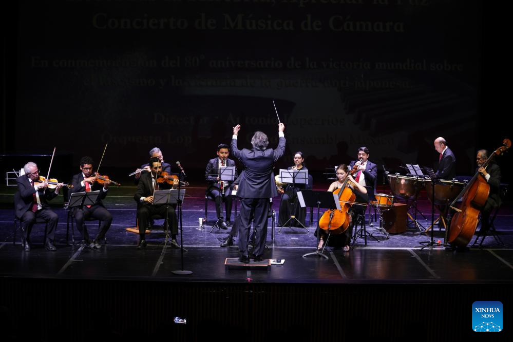 Imagen del 4 de septiembre de 2025 de integrantes de la Orquesta López Ríos y el Coro Ensamble México realizando una presentación durante el magno concierto "Recordar la historia, apreciar la paz" en el marco de la conmemoración del 80o aniversario de la victoria en la Guerra de Resistencia del Pueblo Chino contra la Agresión Japonesa y la Guerra Mundial Antifascista, en el Teatro Javier Barros Sierra, en el Centro Cultural Acatlán de la Universidad Nacional Autónoma de México (UNAM), en Naucalpan, México. (Xinhua/Francisco Ca?edo)