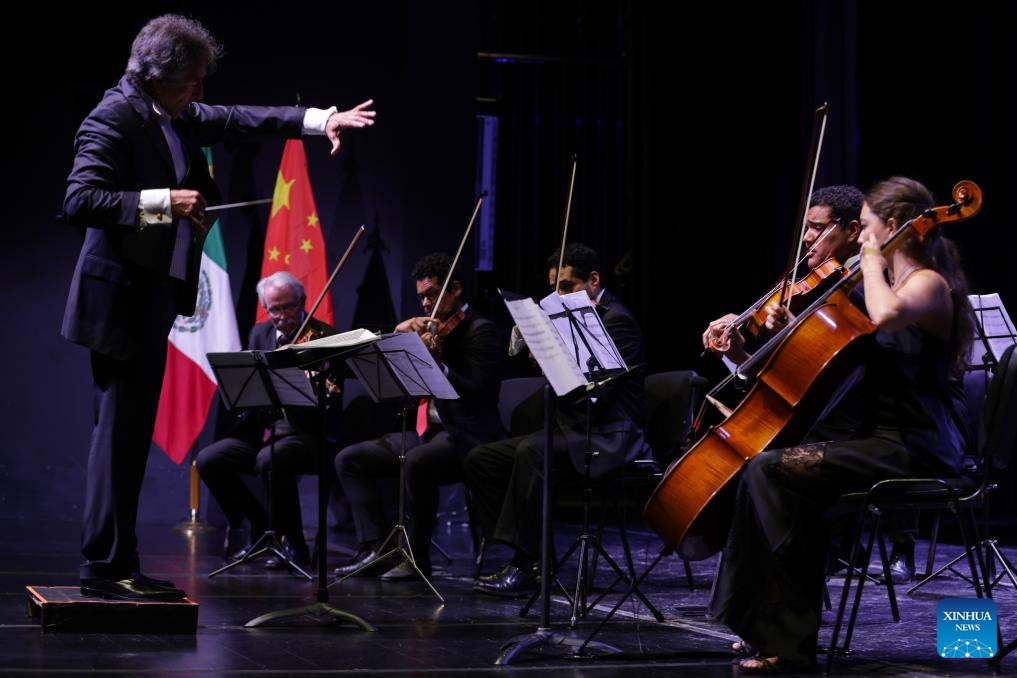 Imagen del 4 de septiembre de 2025 de integrantes de la Orquesta López Ríos y el Coro Ensamble México realizando una presentación durante el magno concierto "Recordar la historia, apreciar la paz" en el marco de la conmemoración del 80o aniversario de la victoria en la Guerra de Resistencia del Pueblo Chino contra la Agresión Japonesa y la Guerra Mundial Antifascista, en el Teatro Javier Barros Sierra, en el Centro Cultural Acatlán de la Universidad Nacional Autónoma de México (UNAM), en Naucalpan, México. (Xinhua/Francisco Ca?edo)
