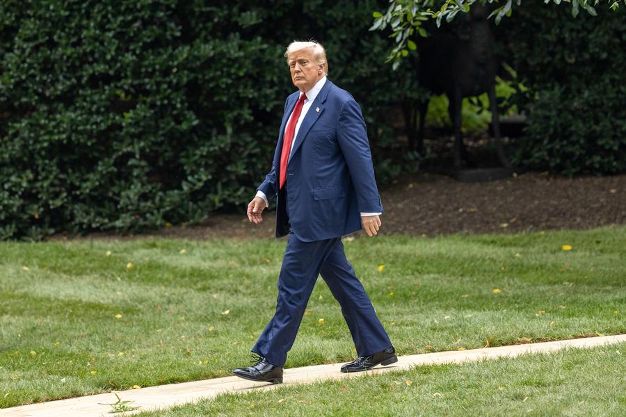 El presidente estadounidense, Donald Trump, camina hacia el Jardín Sur de la Casa Blanca, en Washington D.C., Estados Unidos, el 1 de agosto de 2025. (Xinhua/Hu Yousong)