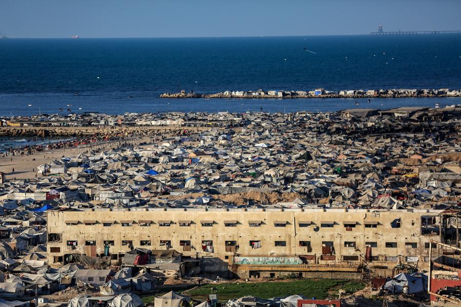 Imagen del 1 de septiembre de 2025 de tiendas de campa?a para palestinos desplazados en la calle Al Rasheed, en la Ciudad de Gaza. (Xinhua/Rizek Abdeljawad)