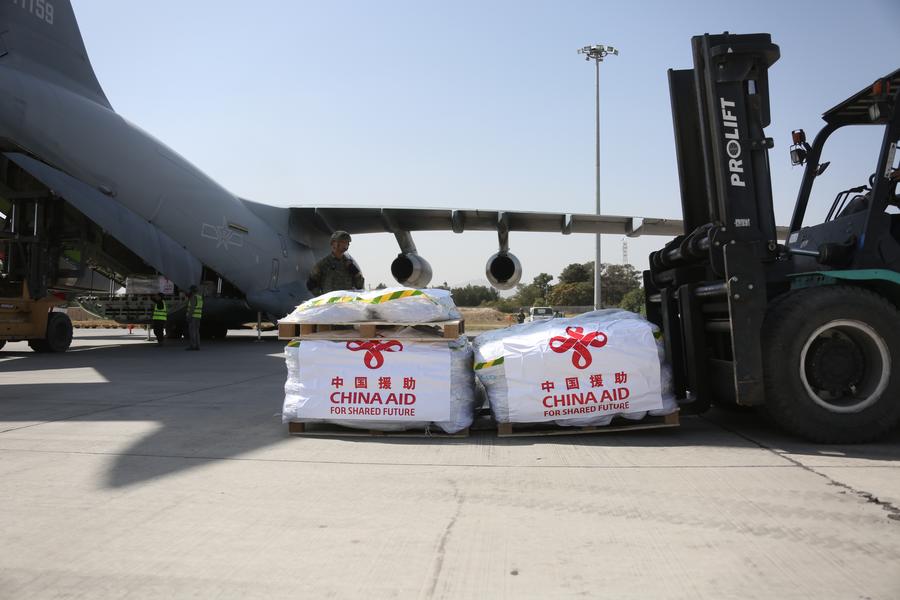 Suministros humanitarios de emergencia proporcionados por el Gobierno chino a Afganistán tras el terremoto se descargan de un avión Y-20 de la Fuerza Aérea del Ejército Popular de Liberación de China en el aeropuerto de Kabul, en la capital afgana, el 7 de septiembre de 2025. (Xinhua/Saifurahman Safi)