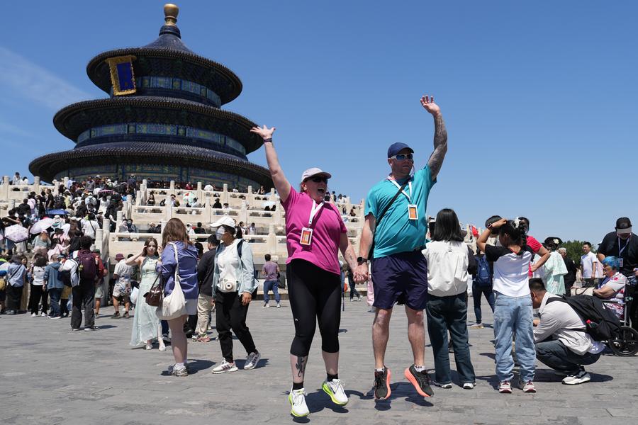 Turistas de Australia posan para fotos en el Parque Tiantan (Templo del Cielo) en Beijing, capital de China, el 1 de mayo de 2025. China introdujo un nuevo paquete de medidas destinadas a optimizar aún más la política de devolución del impuesto de salida y aumentar el gasto entrante el 27 de abril.  (Xinhua/Ju Huanzong)
