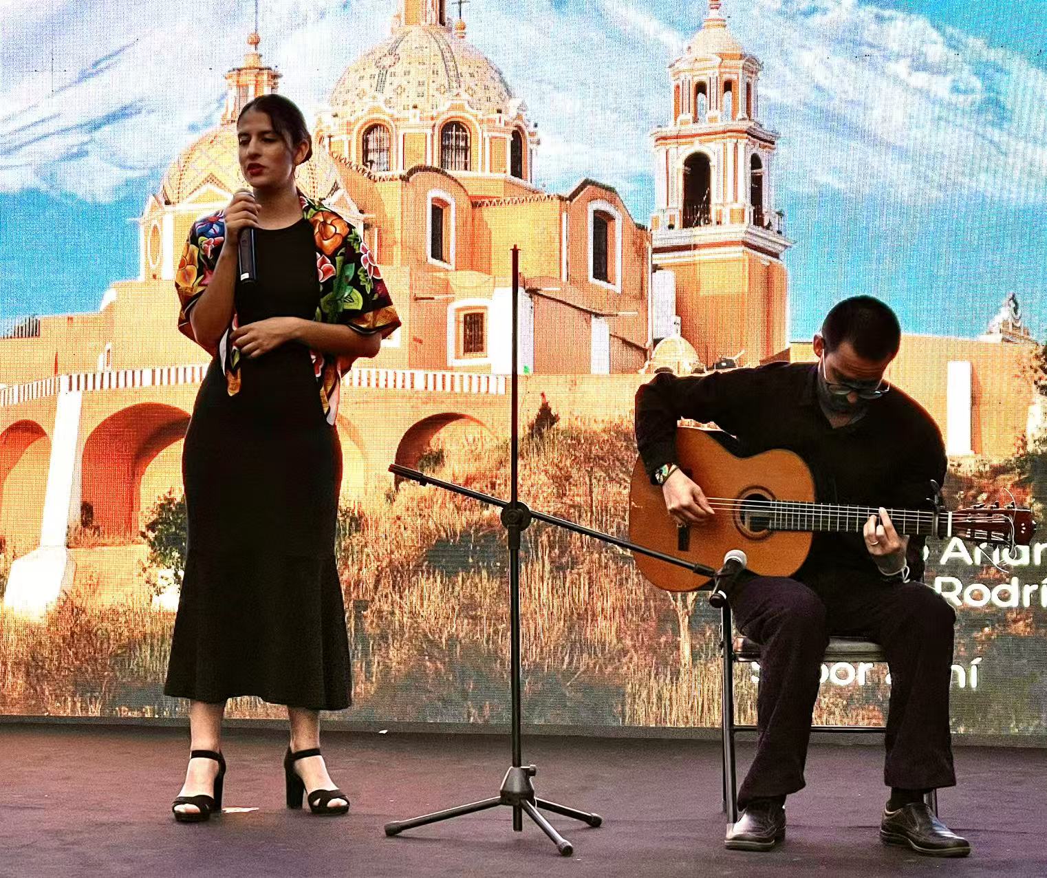 La soprano Andrea Lara actuó durante la celebración del 215 aniversario de la independencia de México, Beijing, 12 de septiembre del 2025. (Foto: cortesía)