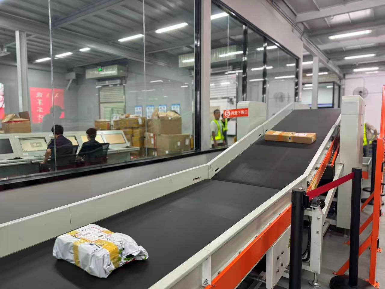 Interior del Centro de Logística y Supervisión de Comercio Transfronterizo de Shenzhen. (Foto de Zhao Jian/Diario del Pueblo digital)