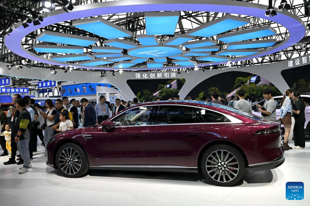  HEFEI, 20 septiembre, 2025 (Xinhua) -- Personas visitan el área de exposición de Vehículos Conectados a Internet y Vehículos de Nueva Energía de la Convención Mundial de Manufactura (CMM) 2025, en Hefei, en la provincia de Anhui, en el este de China, el 20 de septiembre de 2025. Bajo el lema "Manufactura inteligente para un futuro mejor", la CMM 2025 comenzó aquí el sábado. (Xinhua/Huang Bohan)