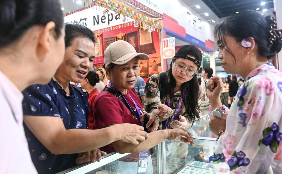 Visitantes seleccionan accesorios durante la 22a Exposición China-ASEAN, en Nanning, en la región autónoma de la etnia zhuang de Guangxi, en el sur de China, el 20 de septiembre de 2025. (Xinhua/Lu Boan)