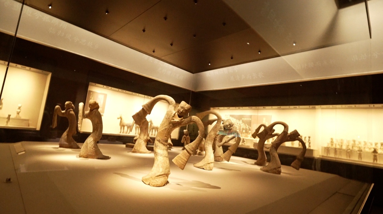 Figuras danzantes de barro se exhiben en el Museo de Xuzhou, en la provincia oriental china de Jiangsu, el 2 de agosto de 2025. (Diario del Pueblo digital/Su Yingxiang)
