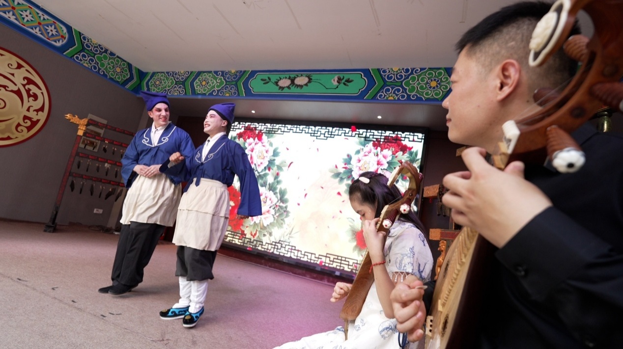 El viajero espa?ol álvaro Lago experimenta (primero desde la izquierda) la ópera Liuqin en Xuzhou, provincia de Jiangsu, este de China, el 4 de agosto de 2025. (Diario del Pueblo digital/Su Yingxiang)