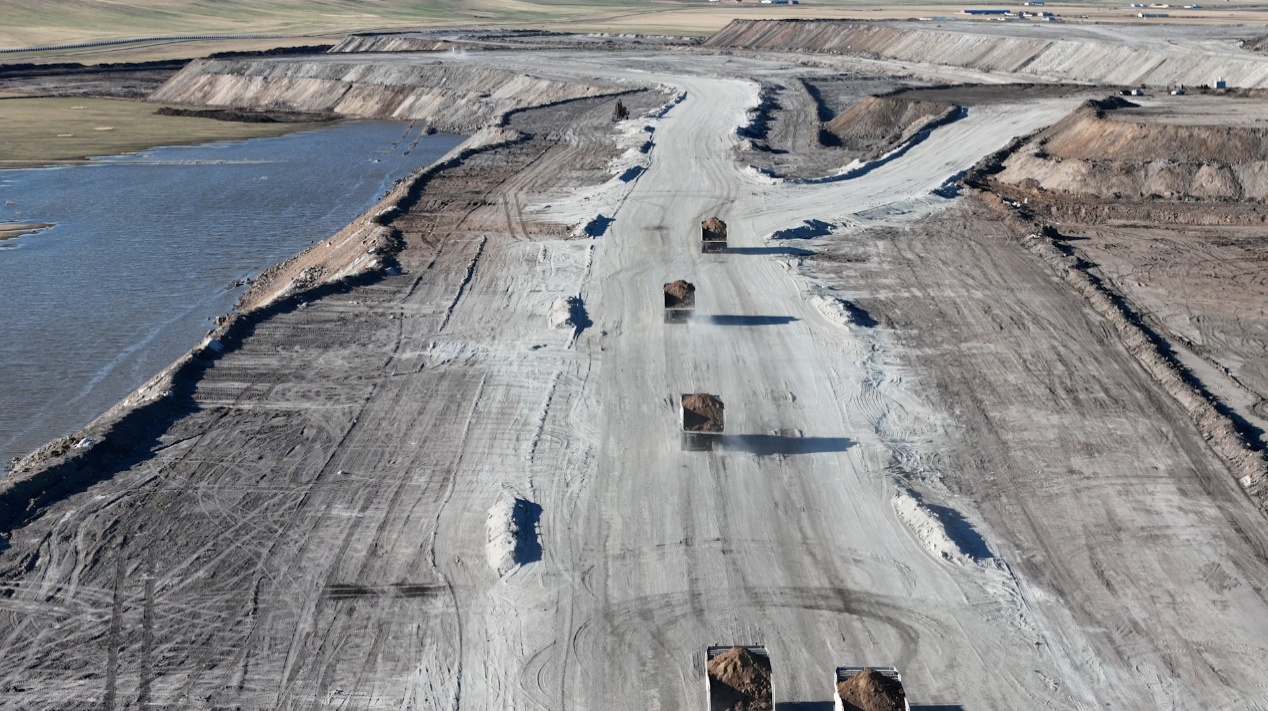 Camiones mineros eléctricos autónomos desplegados en la mina a cielo abierto de Yimin, en la región autónoma de Mongolia Interior, al norte de China. (Foto proporcionada a Diario del Pueblo digital)