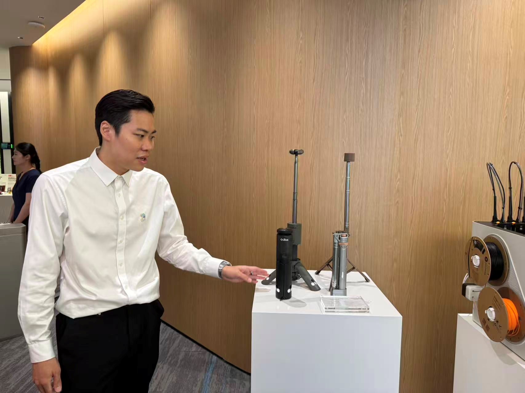 Xu Sijie, director general del Go Global, presenta los productos de empresas de China a periodistas del Diario del Pueblo digital. (Foto: Zhao Jian/Diario del Pueblo digital)