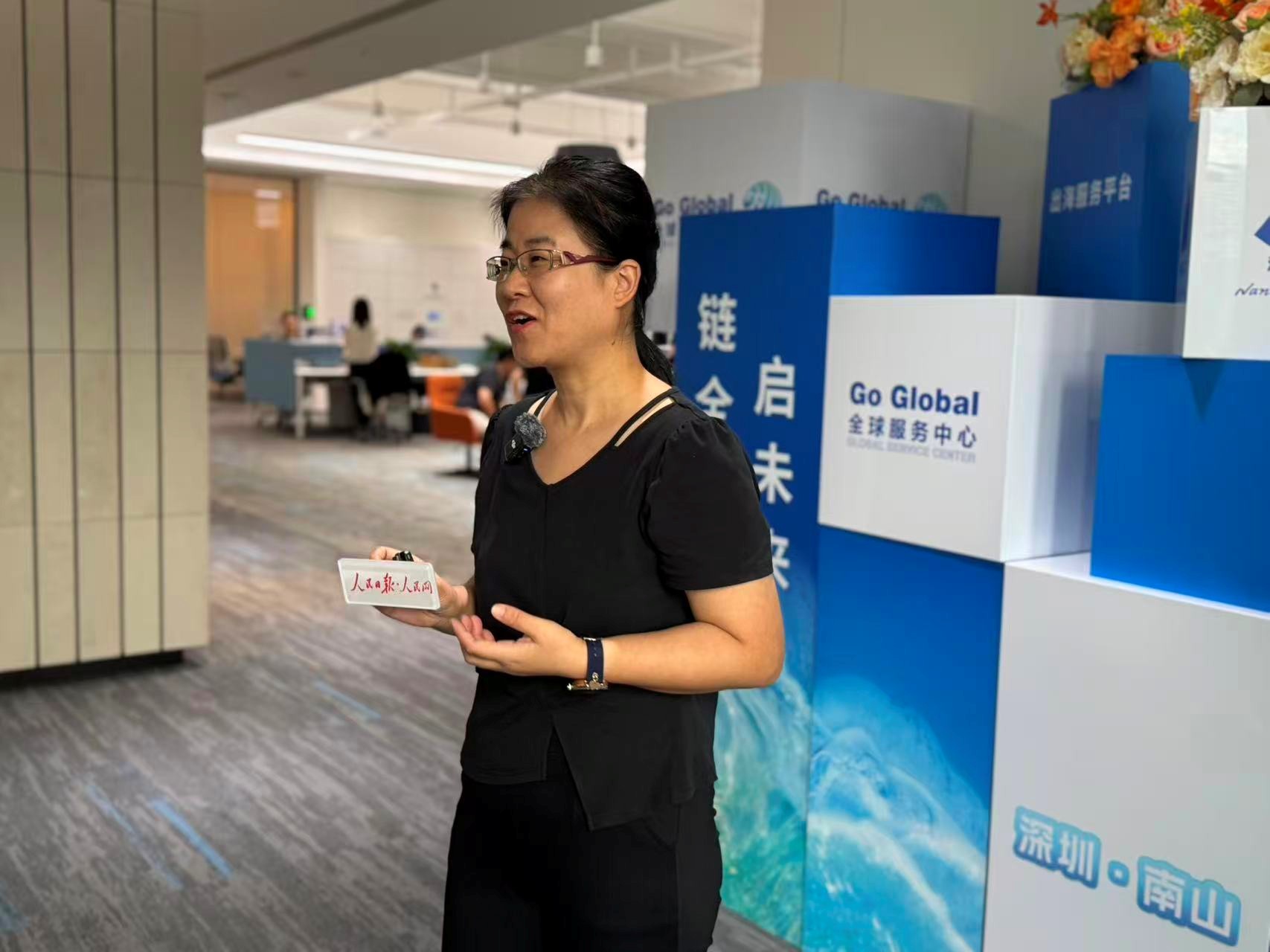 Chen Shuqin, directora de la marca Vinsb?h del EVOC recibió entrevista del Diario del Pueblo digital. (Foto: Zhao Jian/Diario del Pueblo digital)