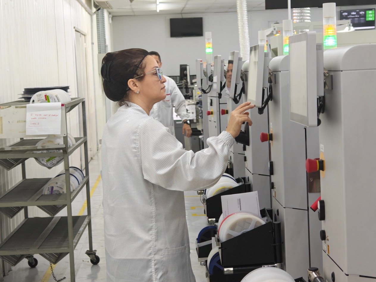 Un empleado de una planta de fabricación de televisores del gigante chino de electrodomésticos TCL en Manaus, Amazonas, Brasil, verifica el funcionamiento de los equipos. (Diario del Pueblo/Xu Hailin)