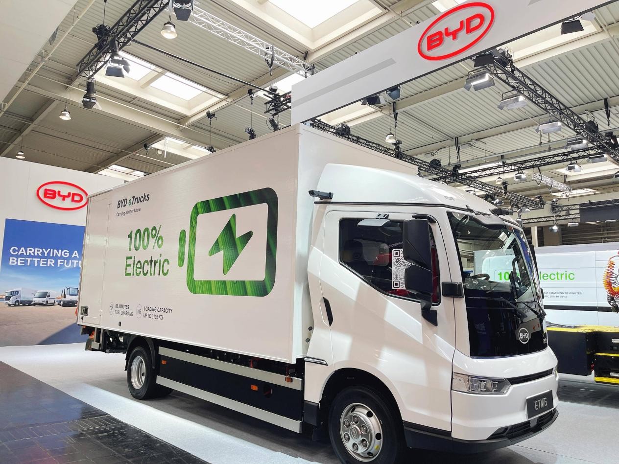 Un camión eléctrico fabricado por el fabricante chino de automóviles BYD se exhibe en la IAA Transportation de Hannover, Alemania. (Diario del Pueblo/Liu He)