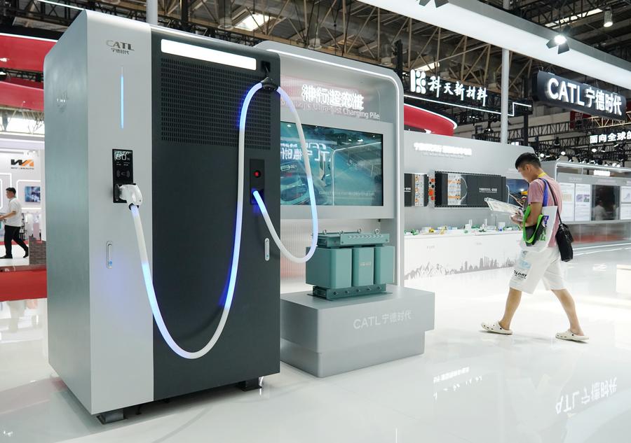 Una pila de carga ultrarrápida Shenxing se exhibe en el estand de la empresa Contemporary Amperex Technology (CATL) en la III Exposición Internacional de la Cadena de Suministro de China (CISCE, siglas en inglés) en Beijing, capital de China, el 18 de julio de 2025. (Xinhua/Zhang Chenlin)
