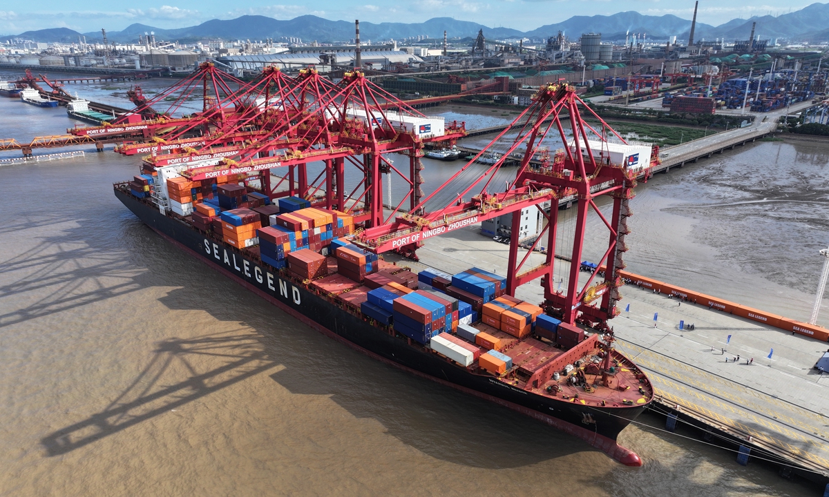El portacontenedores Puente de Estambul atraca en la Terminal de Contenedores de Beiyi, en el puerto de Ningbo-Zhoushan, provincia de Zhejiang, este de China, el 22 de septiembre de 2025. Foto: Cortesía del Puerto de Ningbo-Zhoushan.